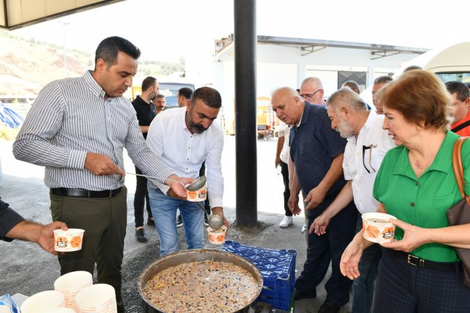 Başkan Yıldız’dan belediye personeline aşure ikramı