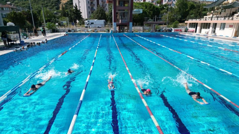 Narlıdere’de her çocuk yüzme öğrenecek