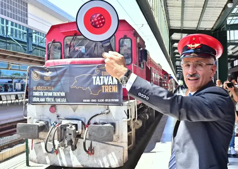 Bakan Uraoğlu açıkladı.. Turistik Tatvan treni yola çıktı.. Yurt dışından bile talep var..