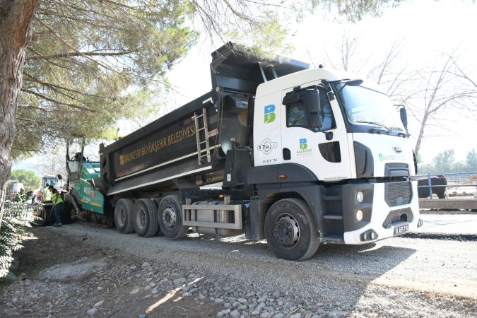 Yıllardır yapılmayan yolu Başkan Akın yaptı