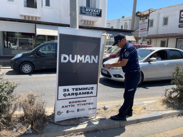 Bodrum'da izinsiz asılan afişler toplanıyor