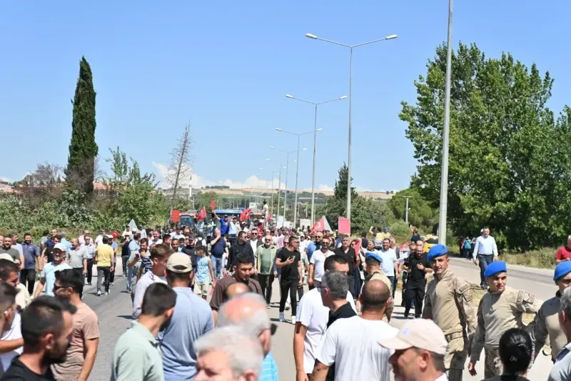 Domates üreticisi Bandırma Aksakal’da eylem yaptı