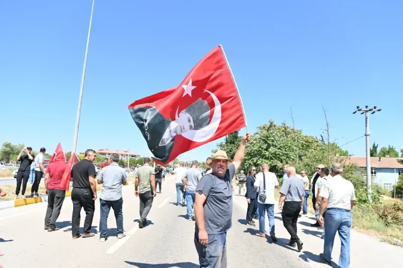 Domates üreticisi Bandırma Aksakal’da eylem yaptı