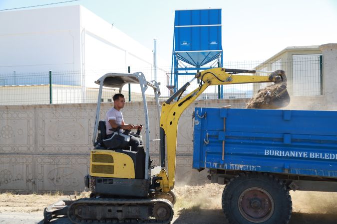 Burhaniye Belediyesi kırsal mahallelerdeki çalışmalarını sürdürüyor