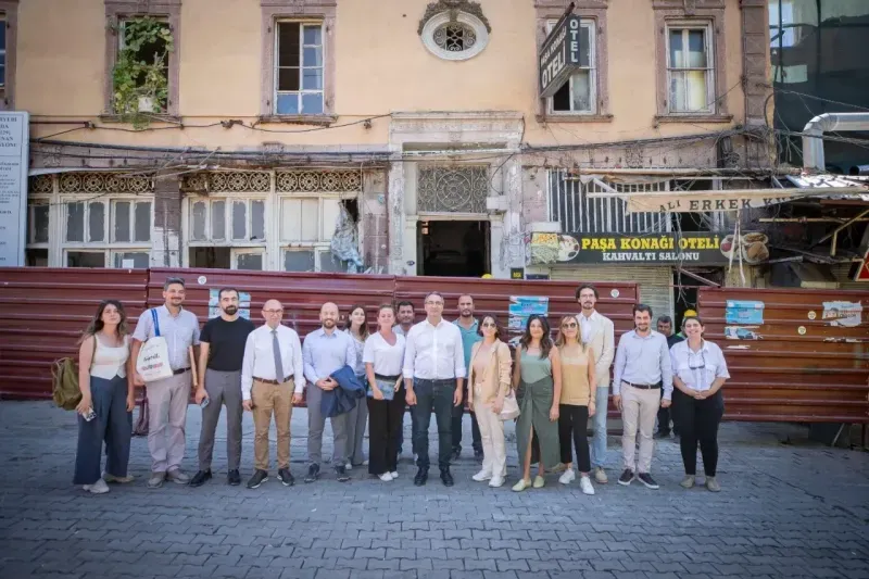 Başkan Tugay ve Mahir Polat tarihi Basmane semtinde incelemelerde bulundu