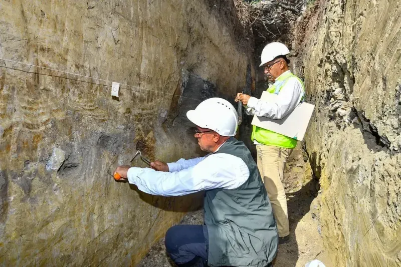 İzmir Büyükşehir Belediyesi’nin 90 deprem hendeğinden aldığı 140 örnek inceleniyor