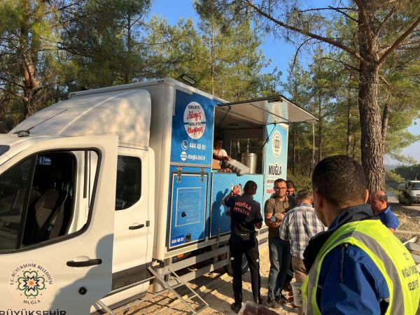 Büyükşehir orman yangınlarında tüm gücüyle sahada