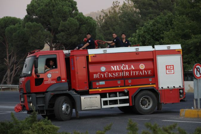 Büyükşehir orman yangınlarında tüm gücüyle sahada