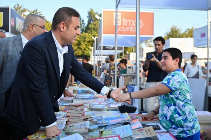 Başkan Akın’dan Edremit Kitap Fuarı’na tam destek