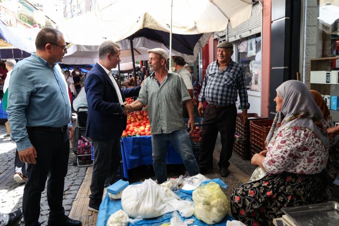 Başkan Anıl Yetişkin salı pazarında vatandaşlarla buluştu