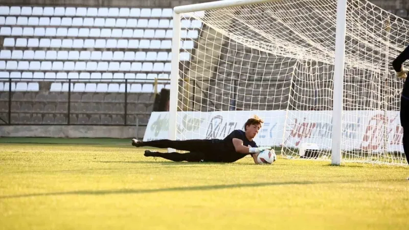 Bandırmaspor'un genç kalecisi Yiğit Zorluer, dededen toruna kaleci.. 