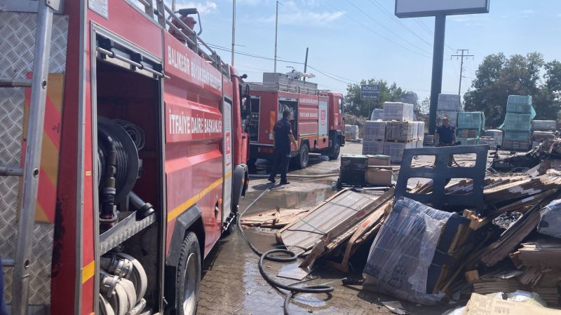 Ayvalık’ta ana yol kenarında otların tutuşmasıyla başlayan yangın seramik deposuna sıçradı