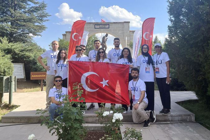 Dokuz Eylül öğrencilerinden Zafer Yürüyüşü’ne coşkulu katılım