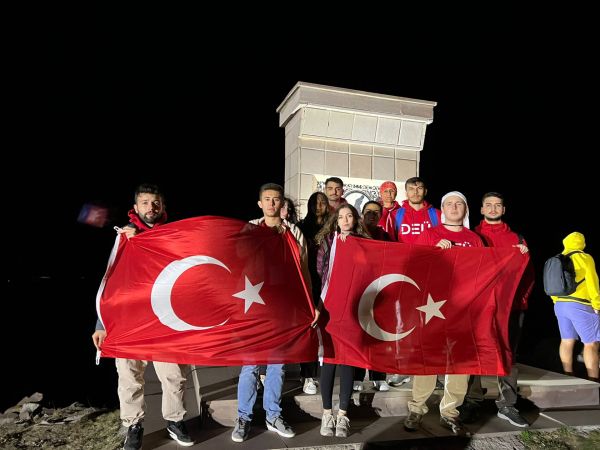 Dokuz Eylül öğrencilerinden Zafer Yürüyüşü’ne coşkulu katılım