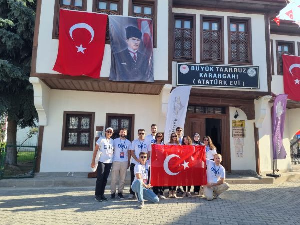 Dokuz Eylül öğrencilerinden Zafer Yürüyüşü’ne coşkulu katılım