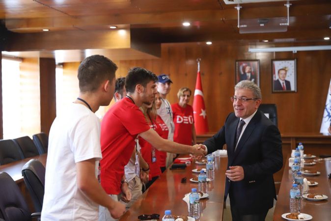 Dokuz Eylül öğrencilerinden Zafer Yürüyüşü’ne coşkulu katılım