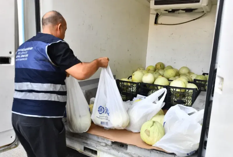 Büyükşehirden hem çiftçiye hem de ihtiyaç sahibine destek