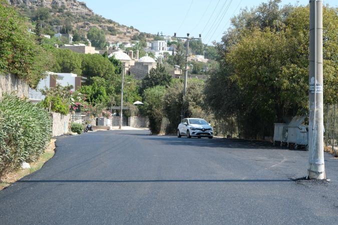 Bodrum'da su hattı değişen caddede sıcak asfalt çalışması