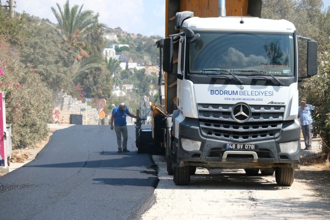 Bodrum'da su hattı değişen caddede sıcak asfalt çalışması