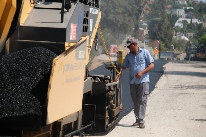 Bodrum'da su hattı değişen caddede sıcak asfalt çalışması