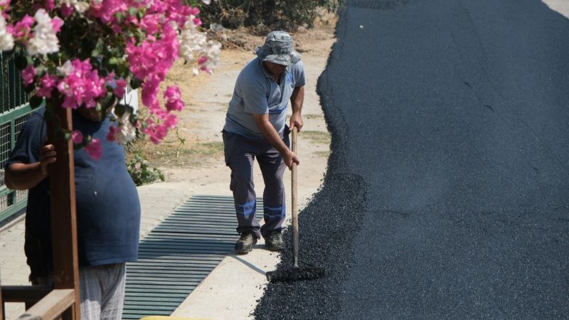 Bodrum'da su hattı değişen caddede sıcak asfalt çalışması