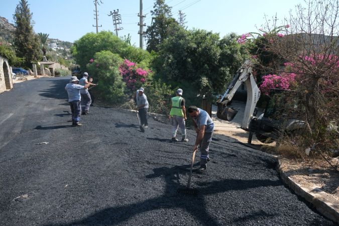 Bodrum'da su hattı değişen caddede sıcak asfalt çalışması