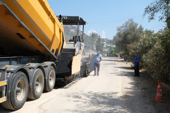 Bodrum'da su hattı değişen caddede sıcak asfalt çalışması