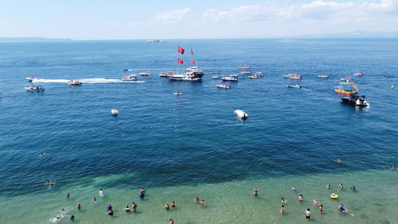 Avşa Adası'nda 30 Ağustos tekneler ile kortej eşliğinde kutlandı