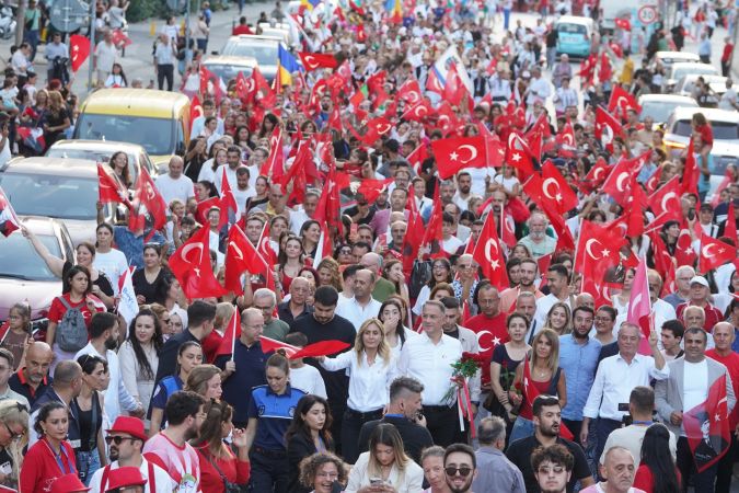 Beylikdüzü’nde 30 Ağustos coşkusu Zeynep Bastık’la yaşandı