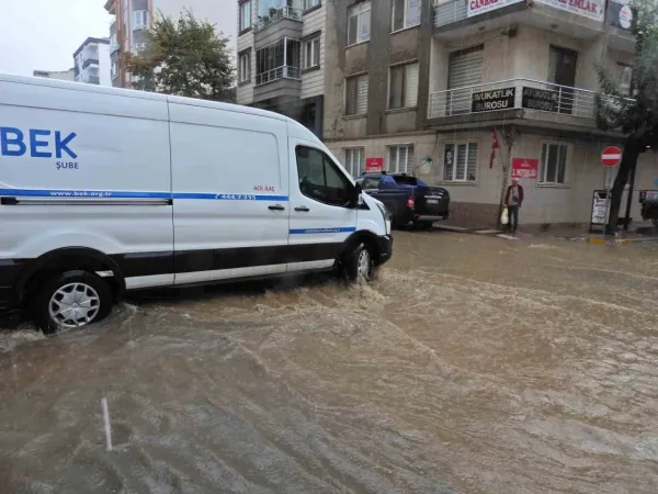 Erdek’te şiddetli yağış hayatı felç etti.. Sokak ve caddeler göle döndü..