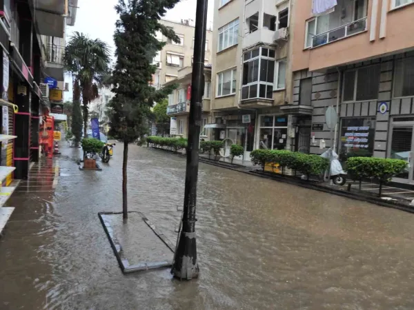 Erdek’te şiddetli yağış hayatı felç etti.. Sokak ve caddeler göle döndü..