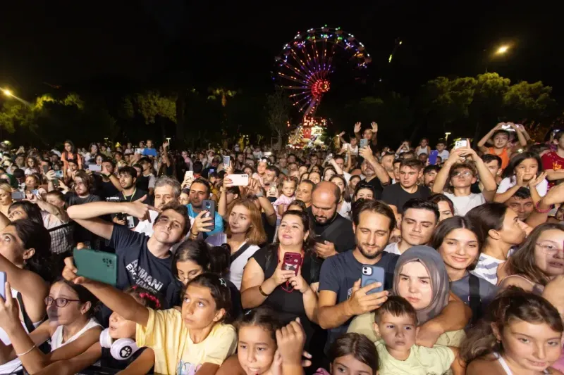 İzmir Enternasyonal Fuarı’nda müzik ve dans dolu gece