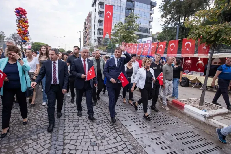 Başkan Tugay, 88. Uluslararası Bergama Kermesi’ne katıldı