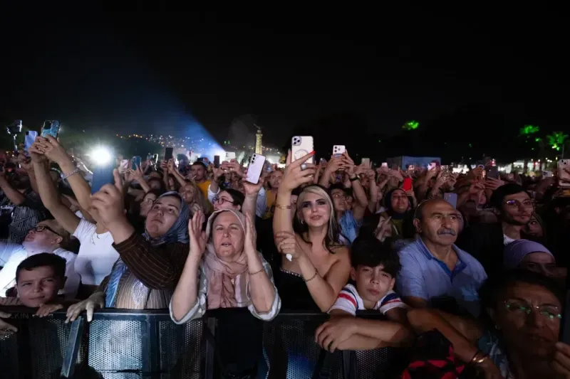 Çim Konserleri'nde Mahsun Kırmızıgül sahne aldı