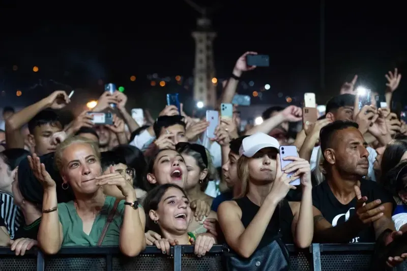 Çim Konserleri'nde Mahsun Kırmızıgül sahne aldı