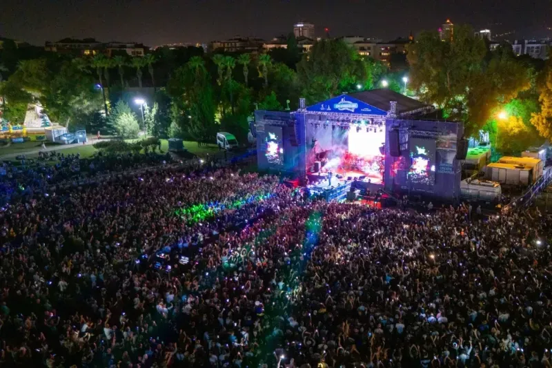 Çim Konserleri'nde Mahsun Kırmızıgül sahne aldı