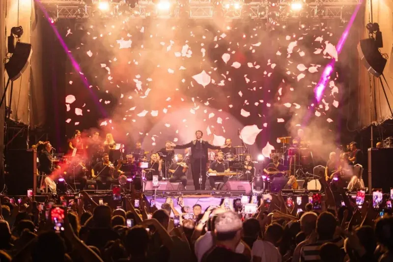 Çim Konserleri'nde Mahsun Kırmızıgül sahne aldı