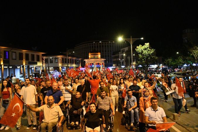 Kurtuluşun meşalesi Balıkesir sokaklarında yandı