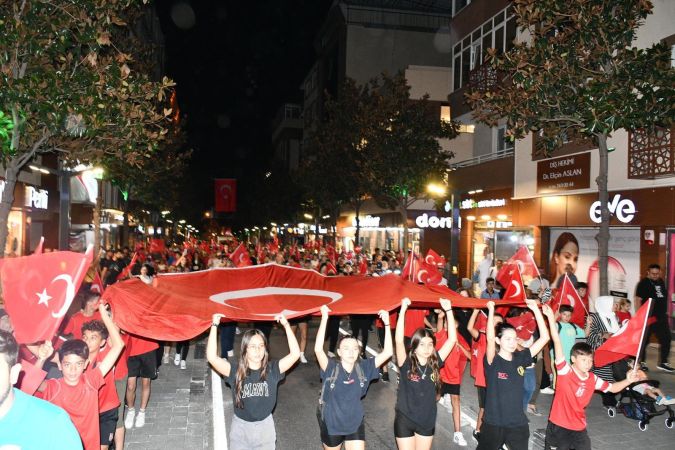 Kurtuluşun meşalesi Balıkesir sokaklarında yandı