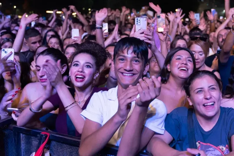 İEF Çim Konserleri’nde Derya Bedavacı’yla İzmir rüzgarı