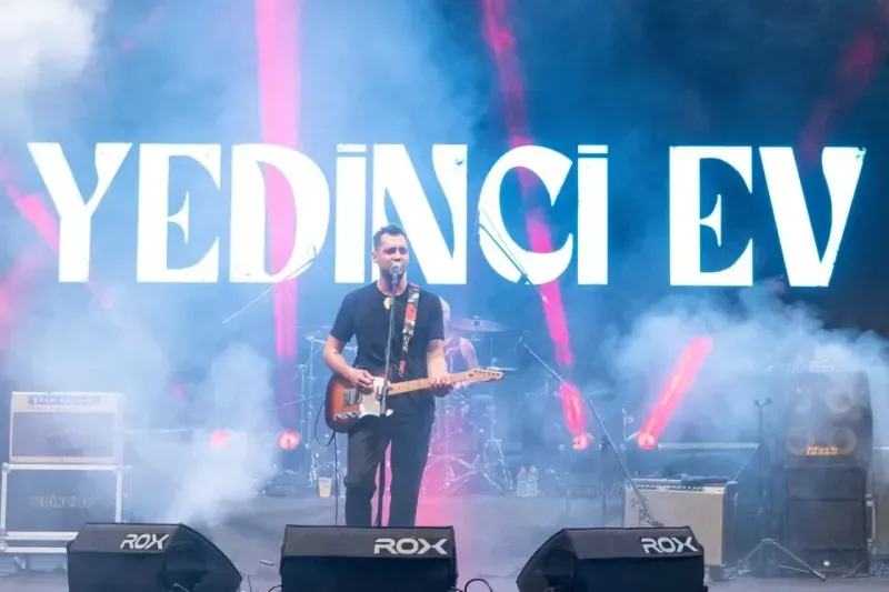 İEF Çim Konserleri’nde Derya Bedavacı’yla İzmir rüzgarı