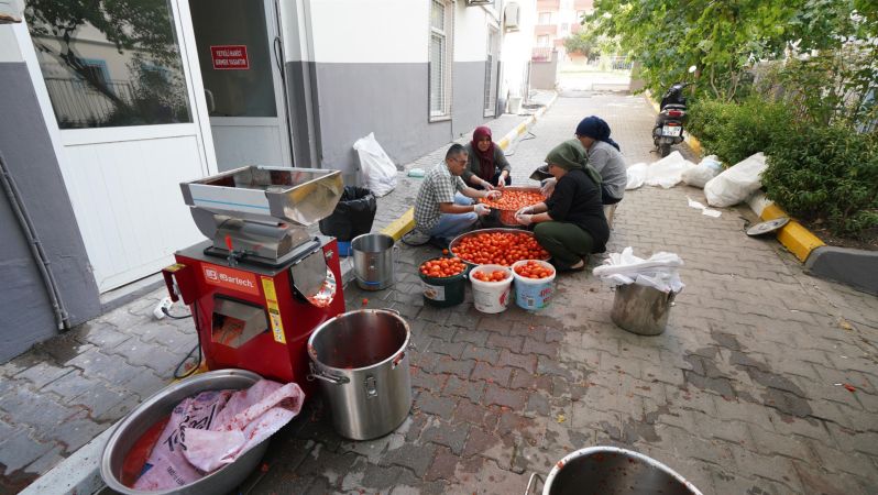 Domatesi tarlada kalan çiftçi, Büyükşehir aracılığıyla ihtiyaç sahiplerine bağışladı