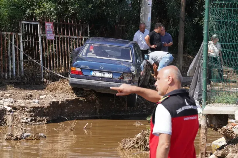 İzmir İtfaiyesi’nden rekor yağışın düştüğü Menderes’te seferberlik