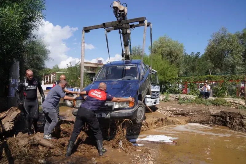 İzmir İtfaiyesi’nden rekor yağışın düştüğü Menderes’te seferberlik