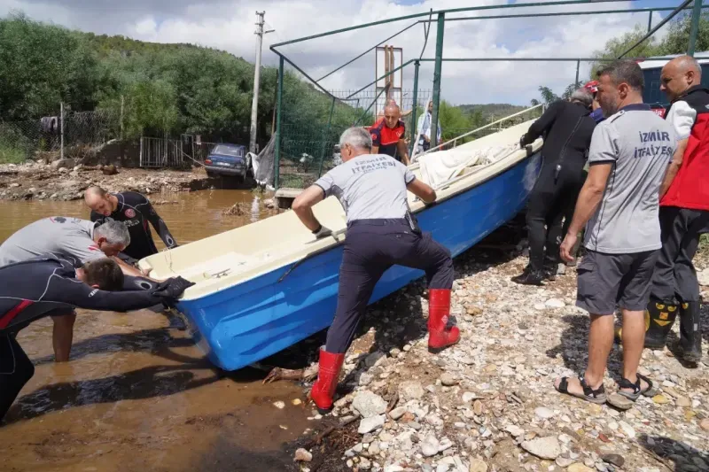 İzmir İtfaiyesi’nden rekor yağışın düştüğü Menderes’te seferberlik