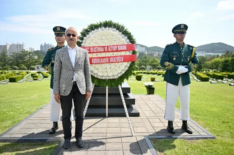 Bakan Uraloğlu, Busan'da yatan Kore Şehitlerini ziyaret etti