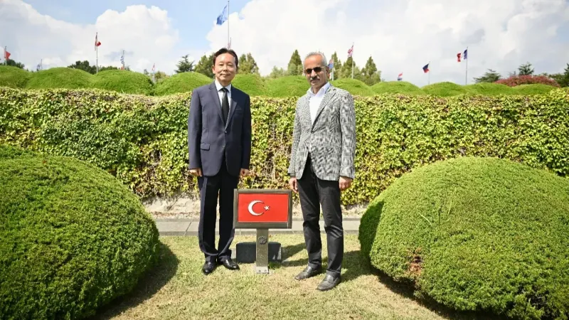 Bakan Uraloğlu, Busan'da yatan Kore Şehitlerini ziyaret etti