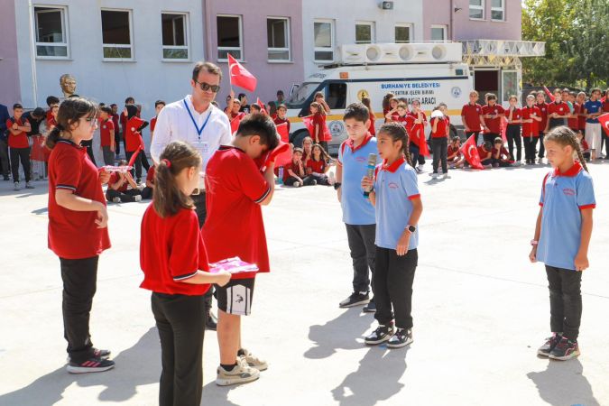 İlköğretim Haftası Burhaniye’de Düzenlenen Törenle Kutlandı