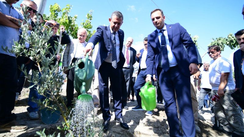 Özgür Özel’in Bornova mesaisi Cami açılışıyla başladı