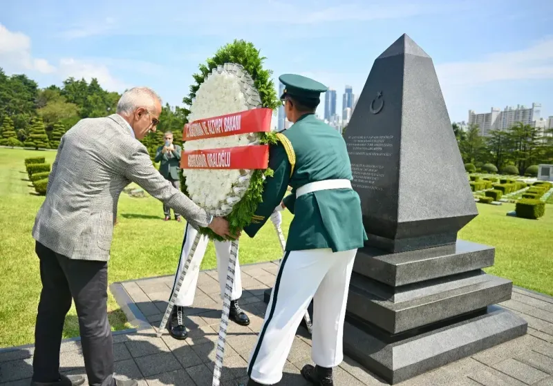 Bakan Uraloğlu, Busan'da yatan Kore Şehitlerini ziyaret etti